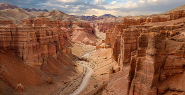 How much does an excursion to Charyn Canyon cost?